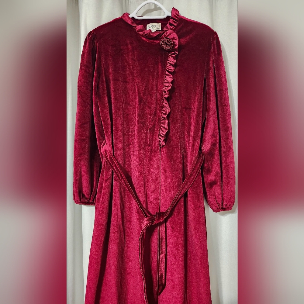 Gina Par Hanna Elegant Velvet Robe in Rich Burgundy